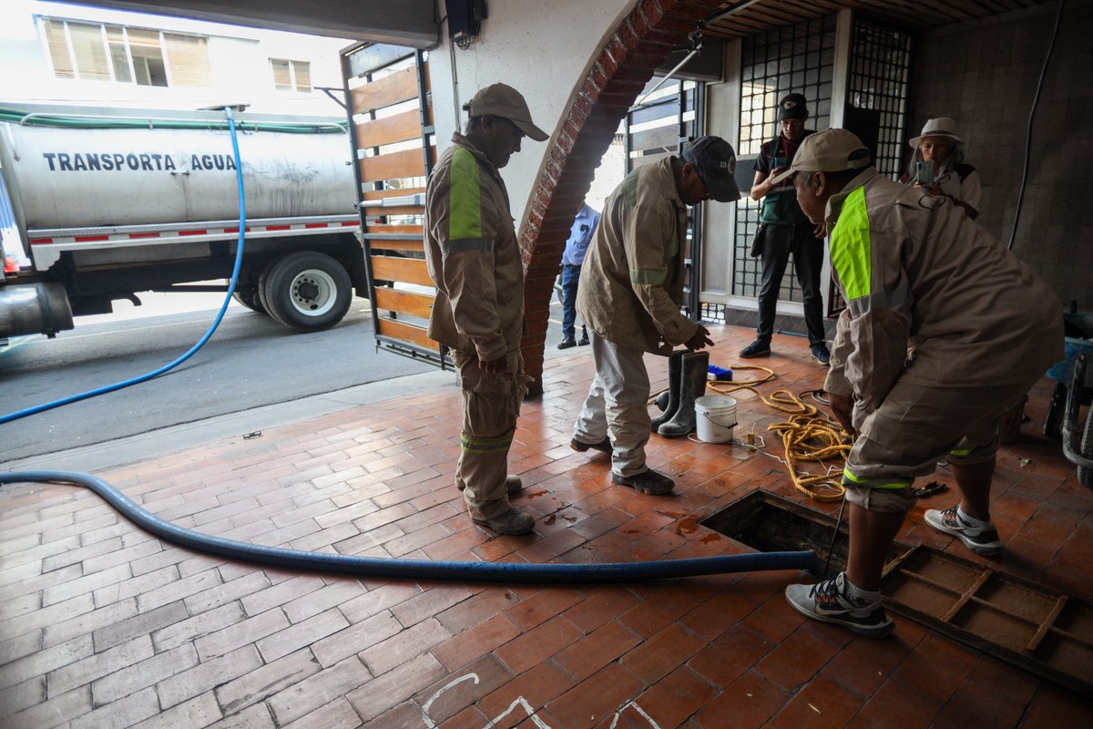 Brigadas del @SacmexCDMX, @CDMX_SIBISO y @SGIRPC_CDMX trabajan para atender integralmente: 🧑‍💻Reportes 🧪Toma de muestras domiciliarias 🧼Lavado y desinfección de tinacos y cisternas 💧Llenado de cisternas y tinacos con pipas de agua potable #ElGobiernoDeLaCiudadTrabajayAtiende