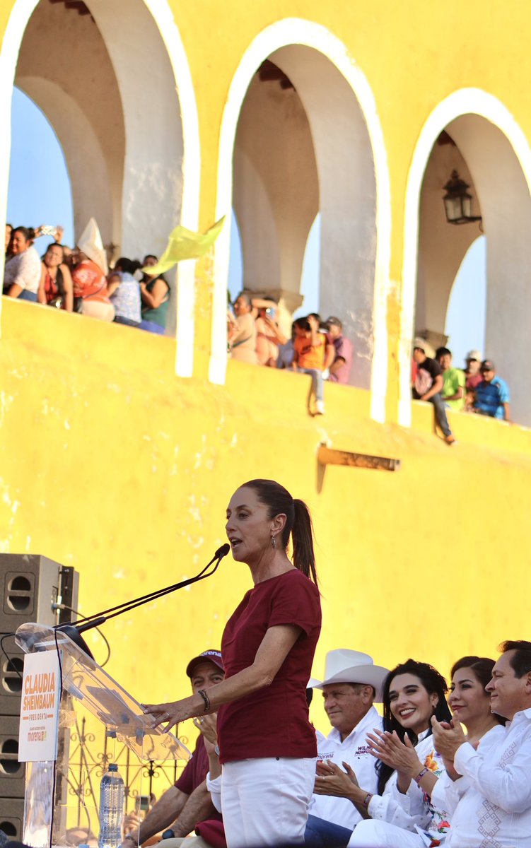 Una postal de ayer en Izamal, Yucatán 📍

Las plazas están a reventar y el Pueblo busca mil maneras para ver a la que será #LAPRIMERA presidenta de México 🇲🇽 la Dra. @Claudiashein ♥️

#ClaudiaArrasa #YoConClaudia