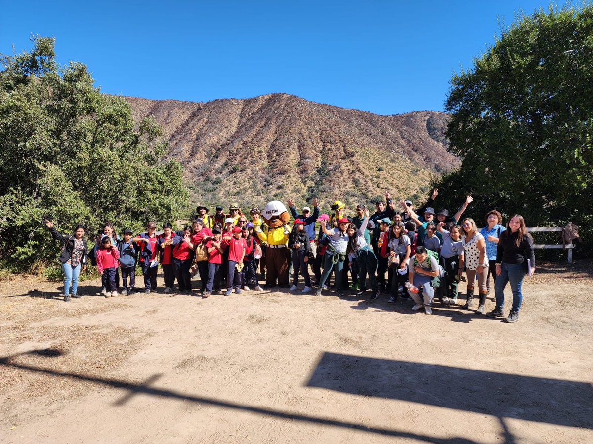 🌿¡Comprometidos con la educación ambiental! Junto a @ForestinChile , el equipo de prevención de #Incendios y brigadistas de Roble-11, realizan primera jornada de taller educativo a estudiantes de la comuna de #Alhué