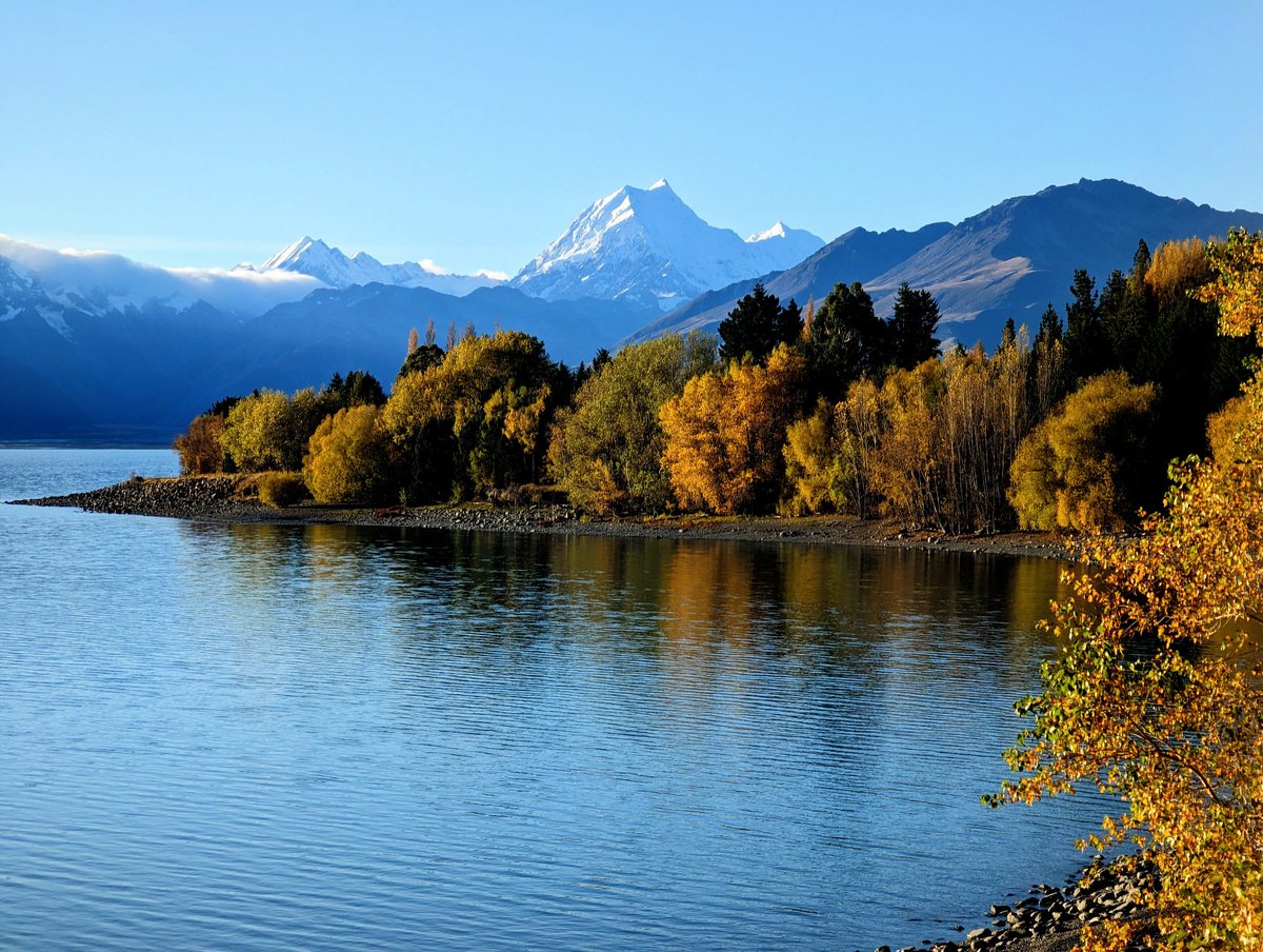 📍 Lake Pukaki, New Zealand with Aoraki / Mount Cook piercing the sky above autumn reflections.