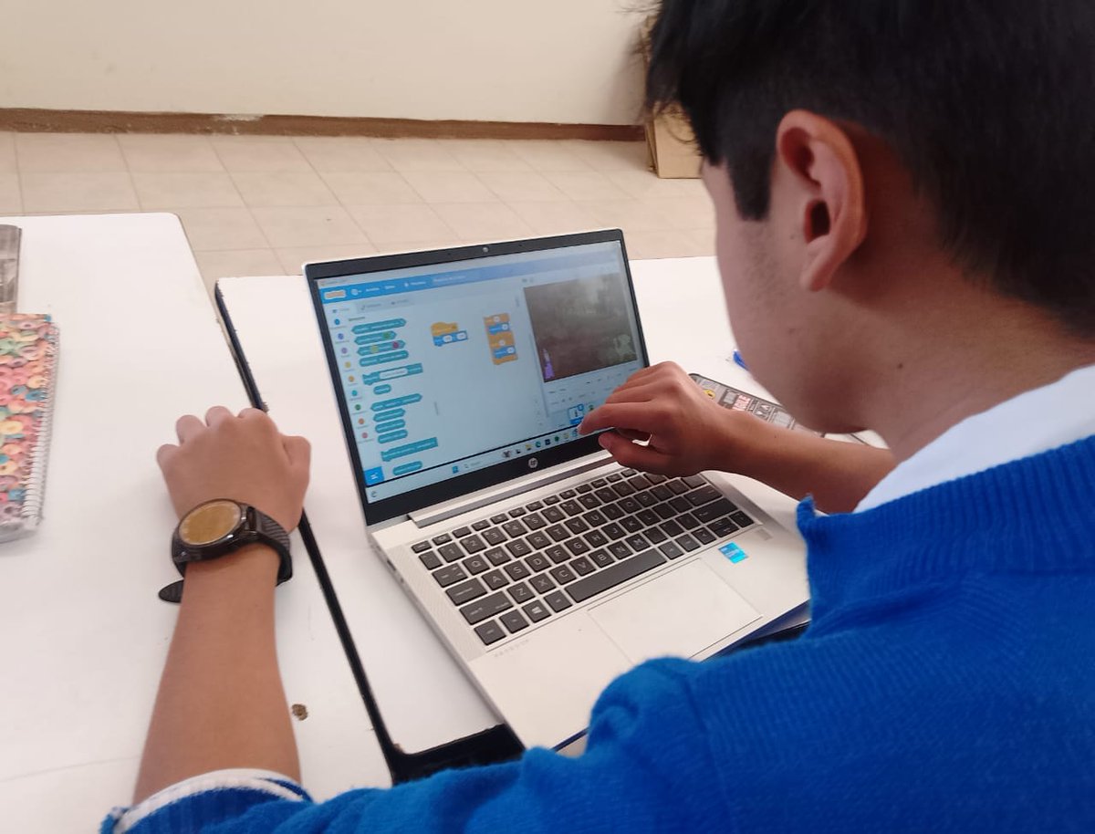 ¡Queremos contarte sobre una forma divertida de programar que están experimentando nuestros alumnos de la carrera de Programación! Están transformando sus conocimientos en juegos creativos, es impresionante ver cómo la programación estructurada puede volverse algo tan dinámico.
