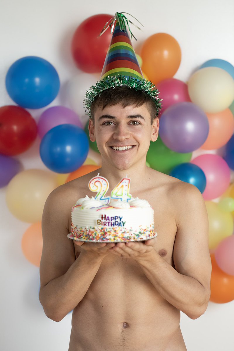 twinkstann's tweet photo. See me in my full birthday suit on my 0F 

👇 (it’s free today only!) 
https://t.co/sp2gq3dfRD https://t.co/BPAPlh6tHE
