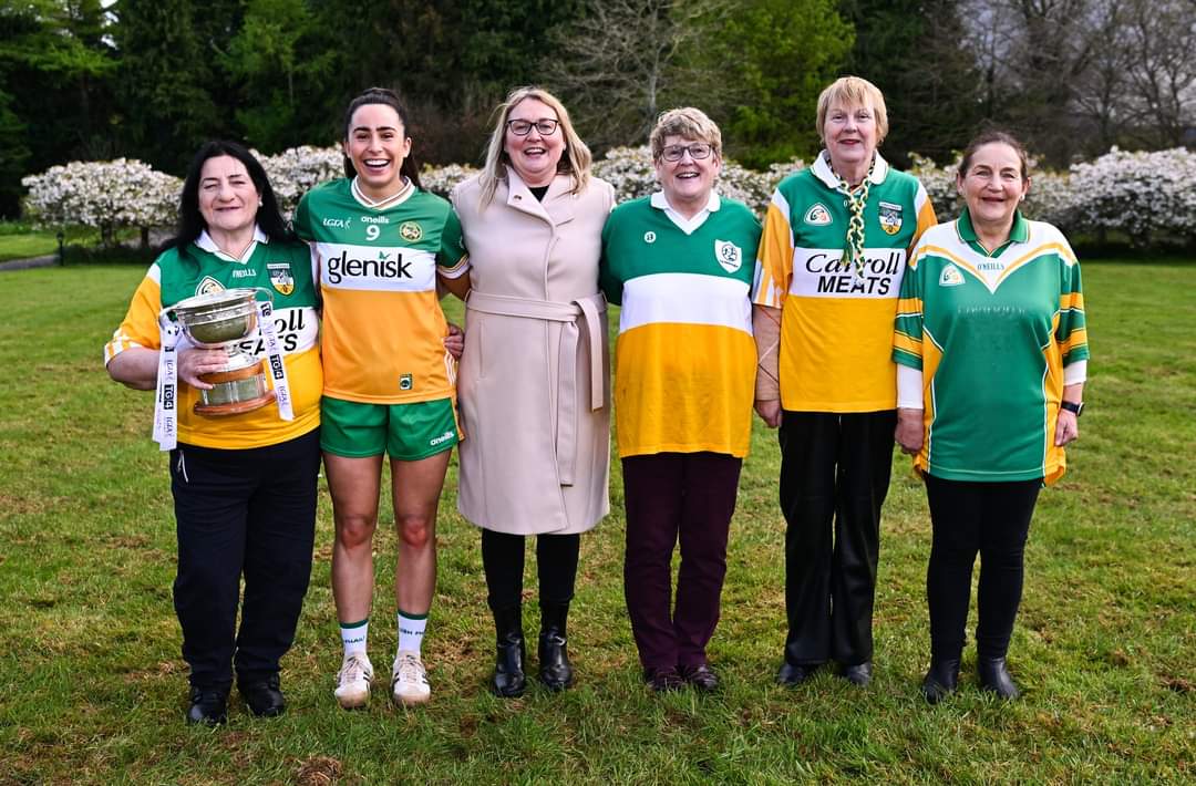 Great picture 📸 Agnes Gorman ('74 Capt), Ellee McEvoy (Current Capt), Trina Murray (Leinster LGFA President), Phyllis Price, Catherine Hanlon and Lucy Bryant. Alot of Offaly greats in one shot 💚🤍💛