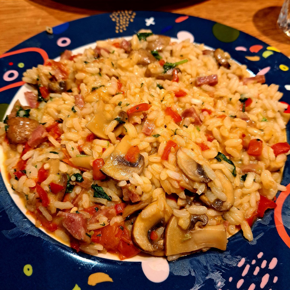 Risotto..... red peppers, mushrooms, tomatoes, parmigiano reggiaño, fennel garlic chorizo, fresh basil n oregano chicken stock 😋 👌