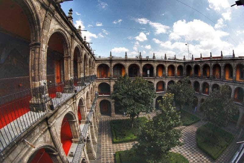 En @SanIldefonsoMX, la #FiestaLibroyRosa 🌹📚 se celebrará con talleres, sala de lectura para niñ<a href="/s/">『S』</a>, sala de lectura de libros en Braille para jóvenes, diversos talleres y recorridos por el emblemático edificio del Centro Histórico y sus murales. bit.ly/3U7mVua