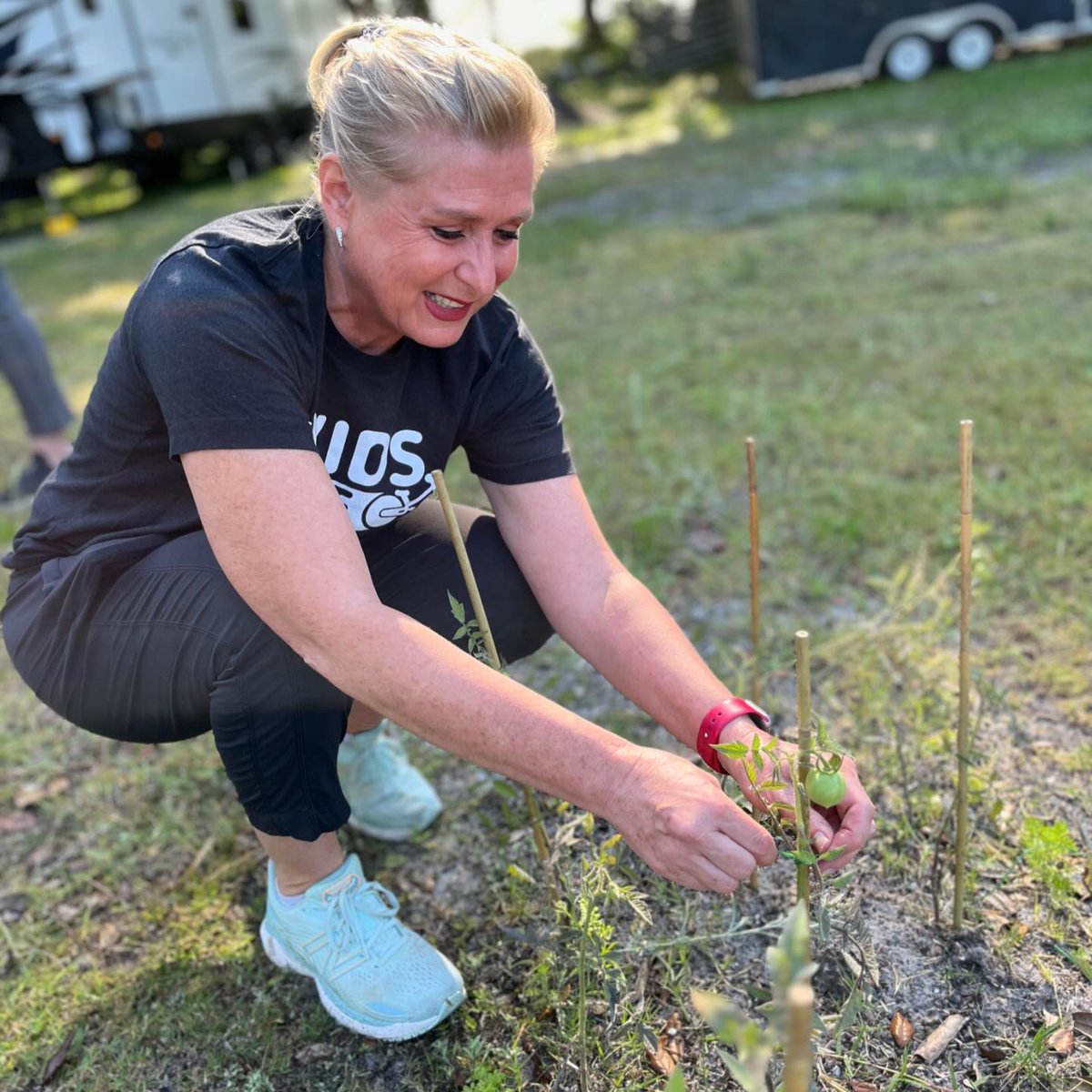 NASCAR_FDN's tweet photo. April is National Volunteer Month! π
The NASCAR Foundation and NASCAR employees gathered to show some love for our community at Easterseals at Edgarβs Farm through volunteering. Employees got to help clean and transform the outdoor and garden space!
#NASCAR #Speediatrics https://t.co/BZz38at39B