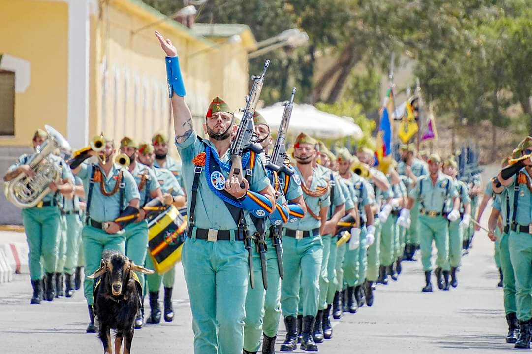 Hoy se celebra el XXVII aniversario de su creación, la Bandera del Cuartel General de la Brigada 'Rey Alfonso XIII' II de #LaLegión, en la base Álvarez de Sotomayor de Viator (Almería), siendo su primer jefe el teniente coronel Francisco Meneses Vallejo @EjercitoTierra