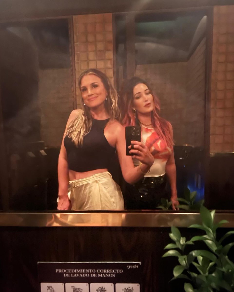SarahAmes's tweet photo. Highly recommend a spur of the moment trip to CDMX. We had fun 💃🏻🤍 🇲🇽 @aubriesellers https://t.co/PYMWDJgrEL