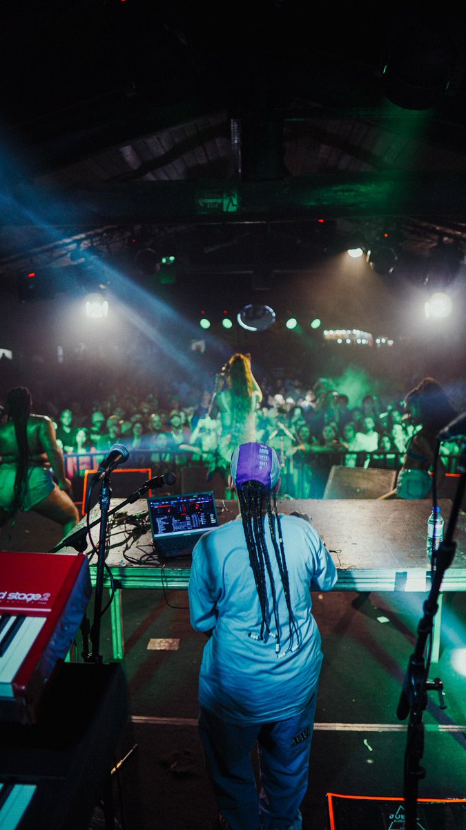 keroganja's tweet photo. 2017 / 2023 
Na primeira foto eu tava iniciando minha carreira como DJ, cheia de sonhos e metas.
Na segunda foto, eu to abrindo o show do natiruts juntamente com a mis ivy (que inclusive, atualmente sou DJ oficial) https://t.co/aVzEz5nMF6