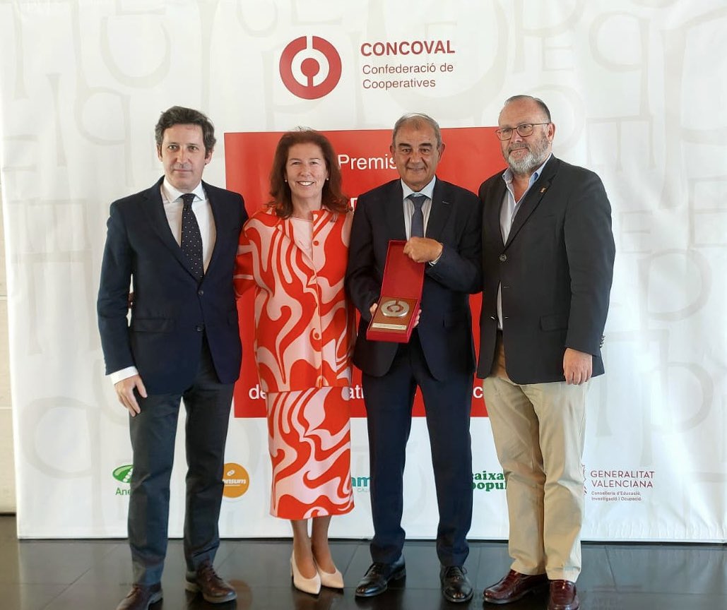 Felicidades @japedreno por la concesión del Premio Pepe Miquel de la Confederación de cooperativas valenciana @concoval Premio a toda una vida dedicada a la #economiasocial