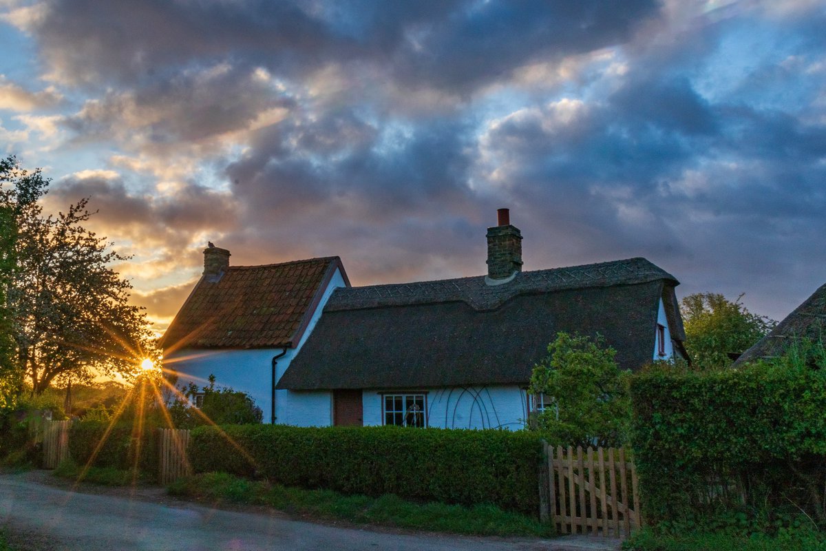 Starburst sunrise yesterday at the Fen cottage @WickenFenNT @ElyPhotographic @SpottedInEly @StormHour @ThePhotoHour @Fen_SCENE @FascinatingFens @nationaltrust @East_England_NT #loveukweather