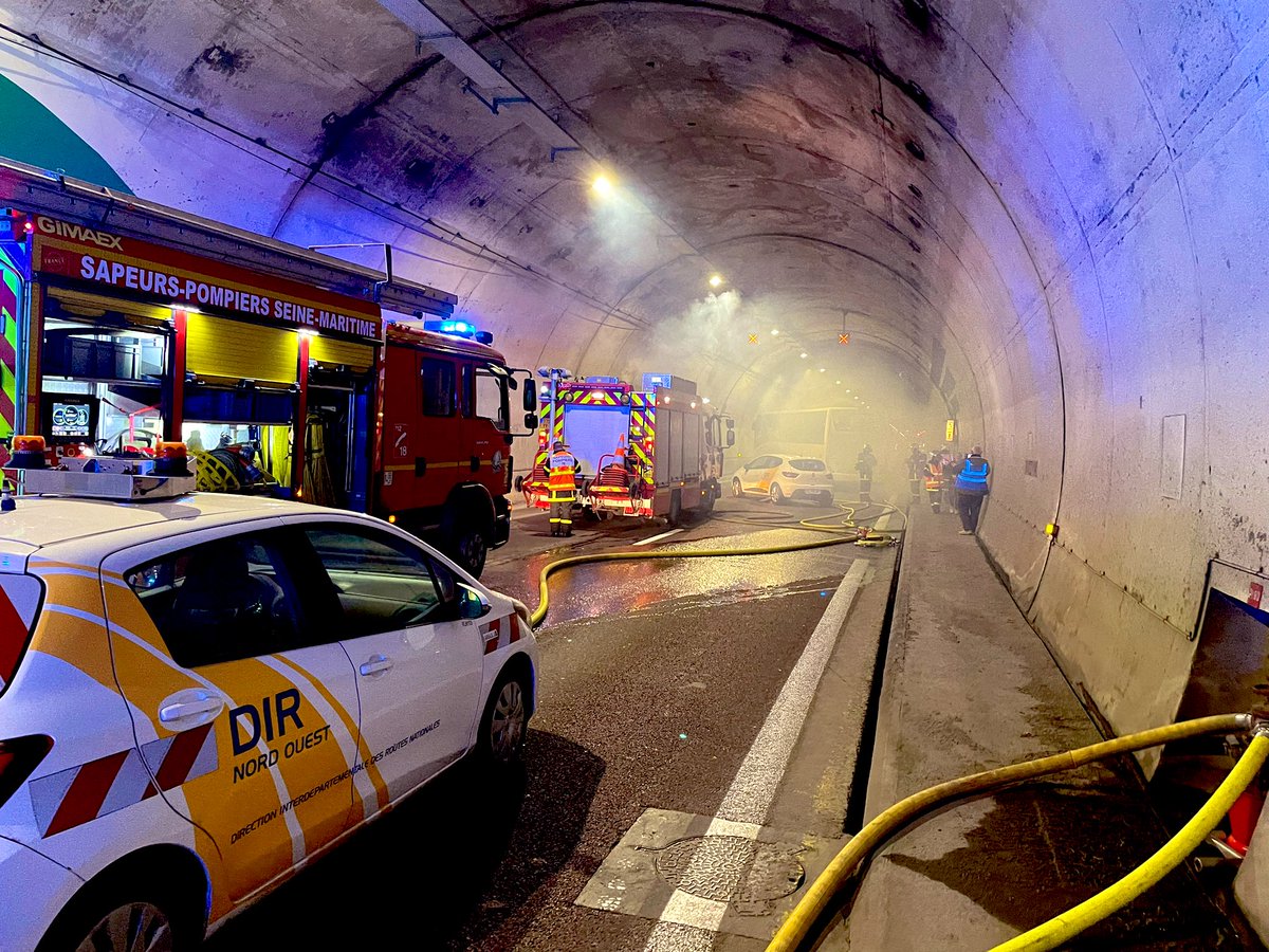 SAMU76A's tweet photo. 🚨Exercice préfectoral: #accident de car sous le tunnel de la Grand Mare
👍Scénario pour tester les travaux de sécurisation réalisés par la #DIRNO
✅️+de 50 victimes prises en charge par @SAMU76A @Sdis76 @PoliceNat76
Belle #collaboration au service des #patients
@ars_normandie https://t.co/A6r7PSz7y6