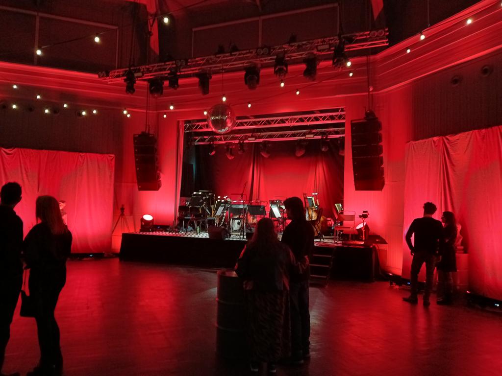It's <a href="/RNSinfonia/">Royal Northern Sinfonia</a> #TwinPeaks night at <a href="/wylambrewery/">Wylam Brewery</a>. Can you tell?