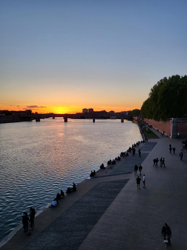 The best way to finish a #trip: watching the #sunset Near the Pont Neuf bridge in Toulouse, France. The next trip is to Columbia University in New York City #SynCell2024 @SynCellEU