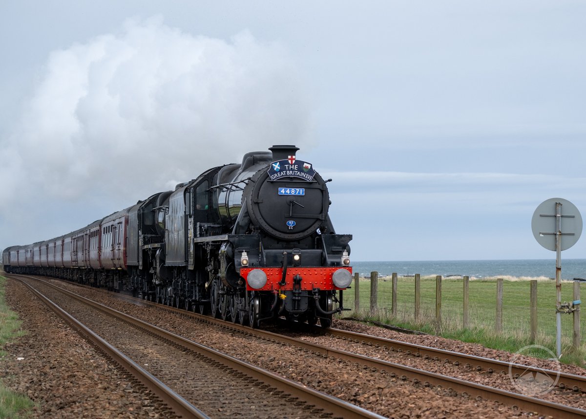 Railway Touring Company's #GreatBritainXVI service approaching Carnoustie this afternoon, hauled by Black 5s 44871 and 45407 The Lancashire Fusilier @westcoastrail #Carnoustie #VisitScotland