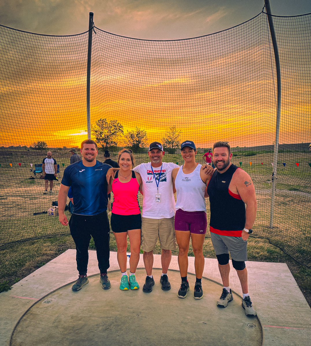 Throw town sun sets, you can't beat them, the best sunsets with the best people 🫶🏻 #discus #discusthrow