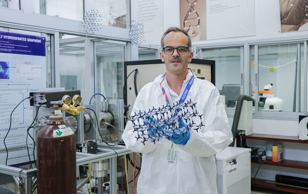 El diamante 2D es un nanomaterial de carbono único en el mundo, creado por investigadores nuestros y con potencial para atraer a República Dominicana el mercado mundial de microchips. Te invitamos a conocer más detalles aquí 👇 prensa.pucmm.edu.do/investigacion/…