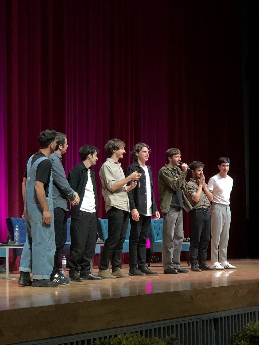 btchzlvdan's tweet photo. No puedo explicar lo que siento en este momento conocí a Ema, Ramu, Rafa, Kuku, Dieguito, Pipe, Fer y Valen. Son tan hermosos, atentos, carismáticos las palabras no son suficientes para hacerles saber cuanto los amo (tengo un vacío emocional horrible quiero verlos de nuevo 😭). https://t.co/iNnq02dpYU