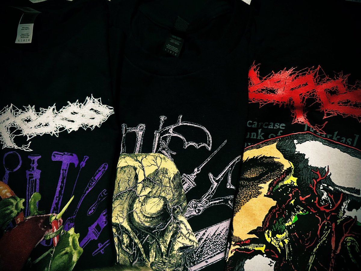 Samael97245196's tweet photo. 先行でグッズも難なく買えて、恒例のサイン色紙も確保🔥🤘🏻🔥
サージカルコンプリート持って無かったのでそちらで対応。
クシャクシャですがセトリもゲットできました。終わったら結局上手3列目付近にいたわ🤣
#CARCASS
#CARCASSJAPANTOUR2024 https://t.co/X2R9iYxAYd