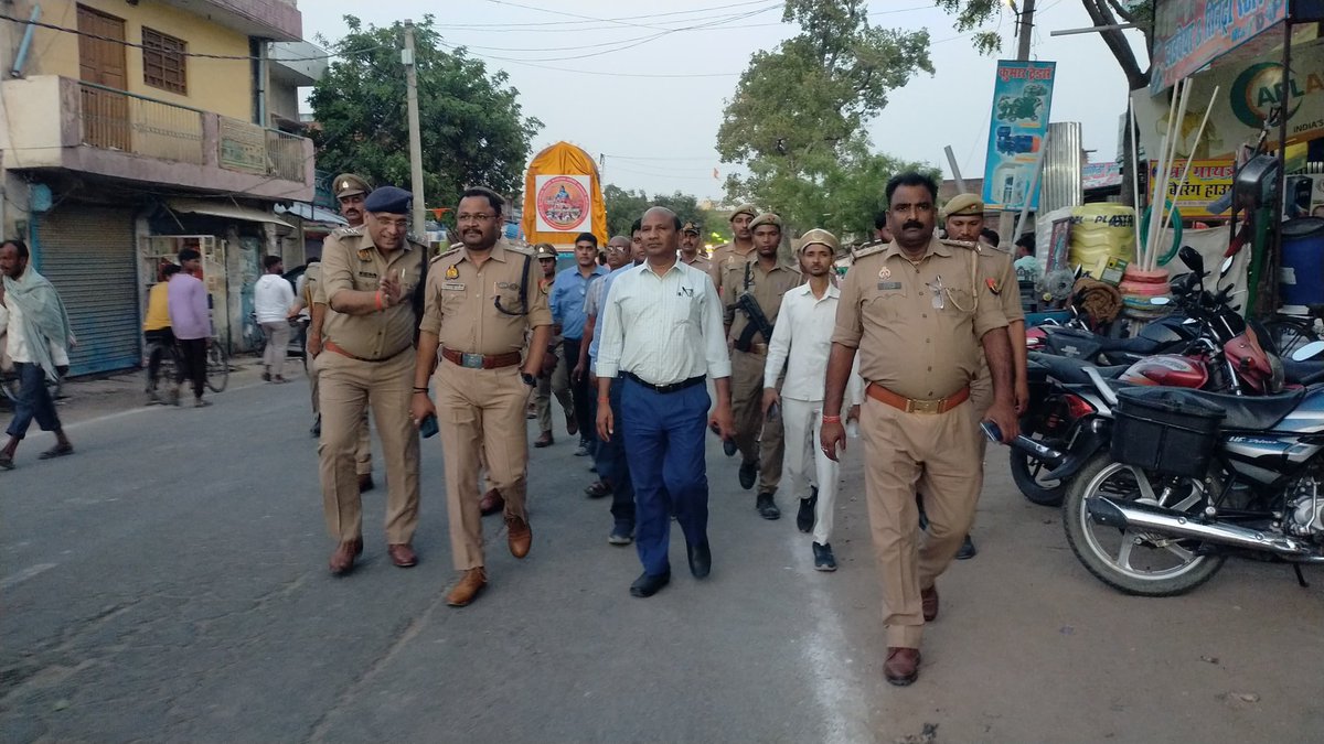 ambedkarnagrpol's tweet photo. #SP_ अम्बेडकरनगर के निर्देशन में #CO_नगर श्री सुरेश मिश्रा द्वारा थाना बसखारी क्षेत्र अंतर्गत श्री रामनवमी पर्व के उपलक्ष्य में निकाले जा रहे कलशयात्रा/जुलूस/शोभा यात्रा को सकुशल संपन्न कराए जाने के दृष्टिगत किया गया जुलूस भ्रमण व दिए गये आवश्यक दिशा-निर्देश।
#UPPolice https://t.co/eZm7vgxkkv