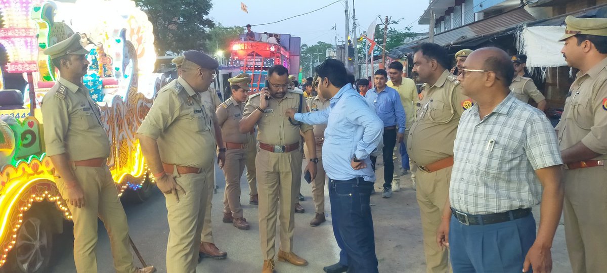 ambedkarnagrpol's tweet photo. #SP_ अम्बेडकरनगर के निर्देशन में #CO_नगर श्री सुरेश मिश्रा द्वारा थाना बसखारी क्षेत्र अंतर्गत श्री रामनवमी पर्व के उपलक्ष्य में निकाले जा रहे कलशयात्रा/जुलूस/शोभा यात्रा को सकुशल संपन्न कराए जाने के दृष्टिगत किया गया जुलूस भ्रमण व दिए गये आवश्यक दिशा-निर्देश।
#UPPolice https://t.co/eZm7vgxkkv