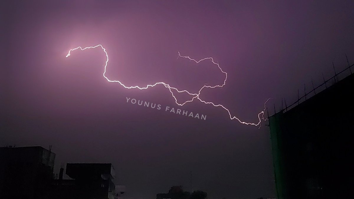 Thunderlightning ⚡⚡⛈️ Happening #Malakpet #Hyderabad @HiHyderabad @swachhhyd @PeopleHyderabad @asifalikhan_1 @Rajani_Weather @balaji25_t @pargaien @TS_AP_Weather @Andrew007Uk @DonitaJose @Z9Habib @smileysnaps @CVAnandIPS #HyderabadRains #Thunderstorm #thunderlightning #storm