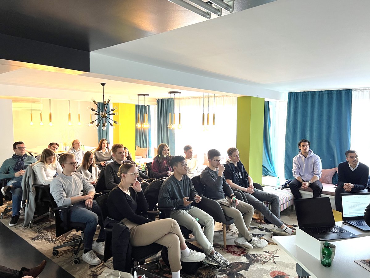 Yesterday, we hosted students from Karl-Franzens University Graz at our AP Lab. We discussed the vital role of #HRM and shared insights into talent acquisition and management.

#UniversityOfGraz #HRInnovation #SharingKnowledge #APknowsIT #GrowingTogether