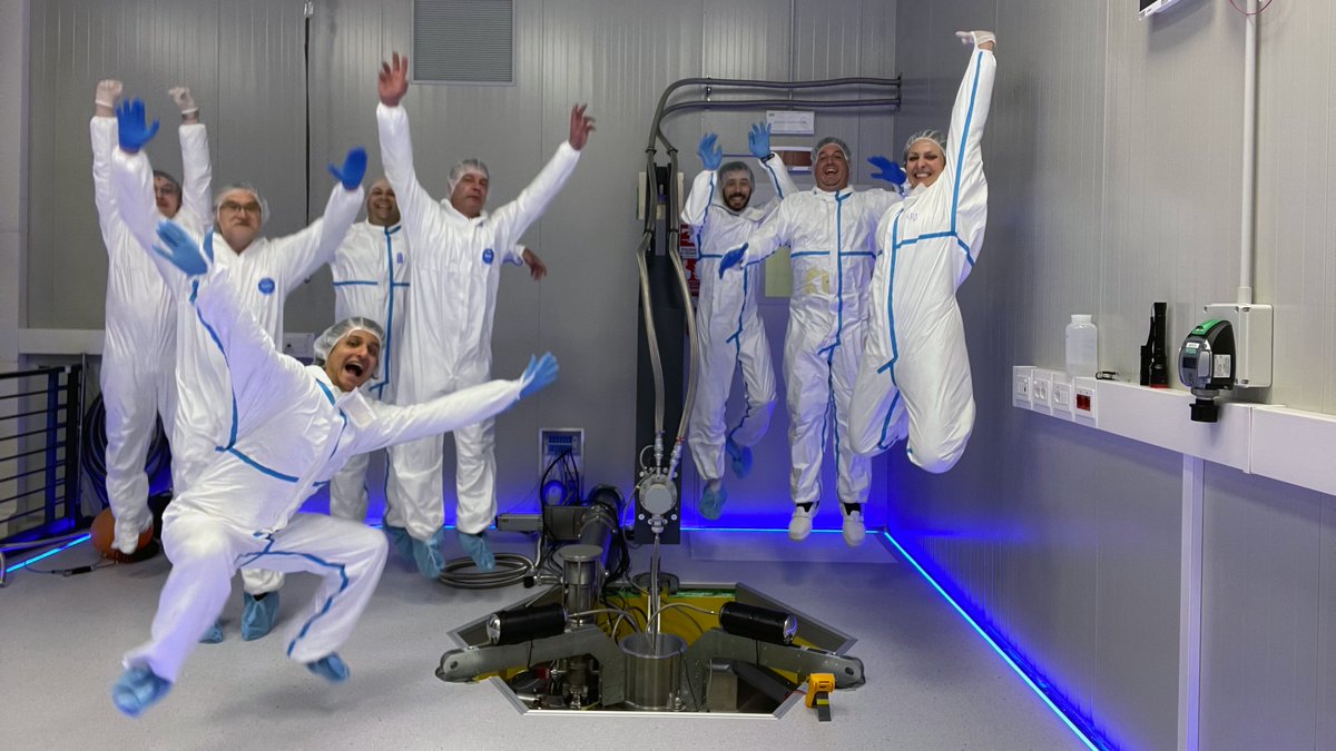 INFN_'s tweet photo. 🌌 #MateriaOscura: oggi, ai @LngsInfn , è stato inaugurato COSINUS (Cryogenic Observatory for Signatures seen in Next-generation Underground Searches), un esperimento internazionale che mira a svelare uno dei più grandi misteri dell'Universo.
➡️https://t.co/L0OCUmNR8g https://t.co/O4SkKles5V