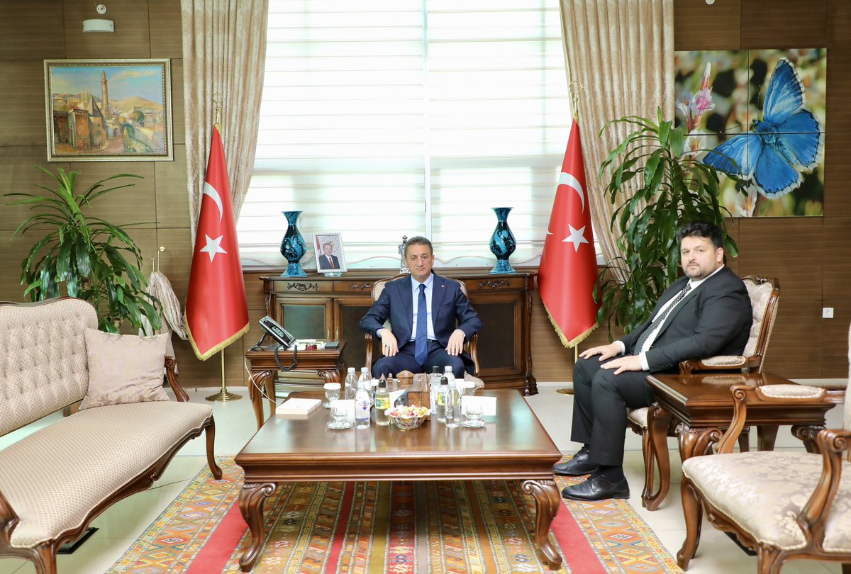 Ahlat Belediye Başkanı Yavuz Gülmez, Valimiz Sayın @Valikaraomer 'nu ziyaret etti.
