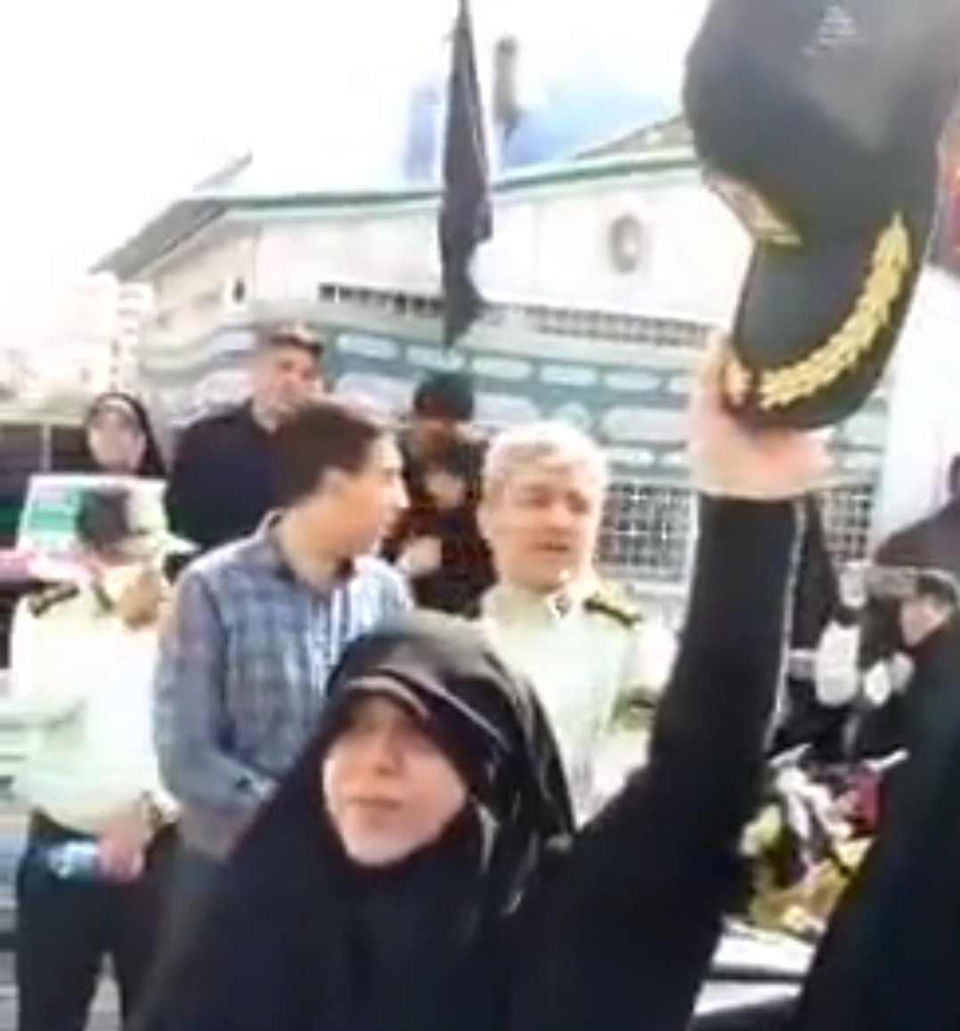 Mojtabapacino's tweet photo. زن عرزشیه میگه بوسه میزنم بر این کلاه که حافظ زنان کشوره.
منم ریدم توی اون کلاه که دخترکُشا میذارن، و شاشیدم توی چادرت و لبت که بوسه زدی. https://t.co/WSqksJDz7f