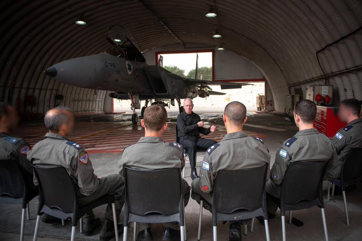 🚨⚡️وزير الدفاع الإسرائيلي غالانت يظهر في صورة أمام الطيارين الذين اعترضوا الهجوم الإيراني.