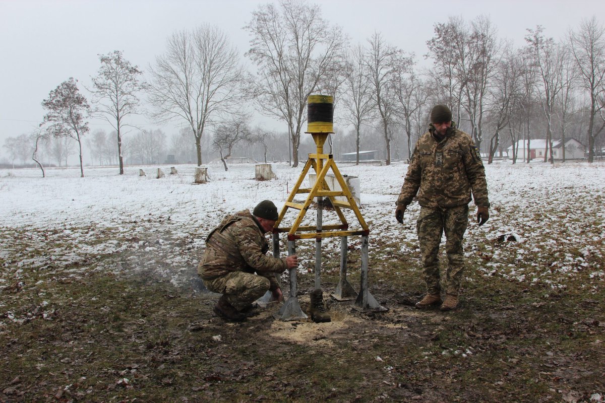 Defence_Max's tweet photo. Ukrainian developers are working on mine-resistant boots for the countryโs deminers. They will be designed to deflect Anti-personnel mine blasts and retain fragmentation, featuring a multi-layer sole of Kevlar. ๐บ๐ฆ๐
#Ukraine #AntiMine #Kevlar #Boots #DefenceMax https://t.co/QKPez5SH3J