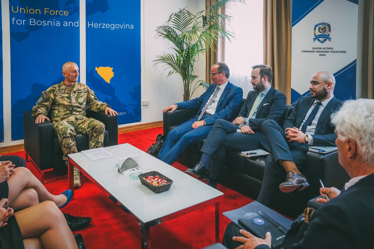 COM EUFOR Maj Gen László Sticz received a delegation from @KASonline which included members of the French Parliament and the German Bundestag. MG Sticz emphasized that there are no direct threats against Safe and Secure Environment in BiH, but EUFOR remains vigilant and alert.