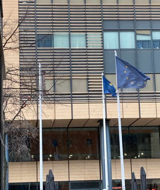 nicdemoy's tweet photo. @W_Schaerlaekens toujours pas de nouvelles du #blackflagmidi ? photo  prise le 2 mars, plus de 5 ans que ça dure... autre photo streetview de 2019, y avait du jaune encore https://t.co/mP1rIGGvNI
