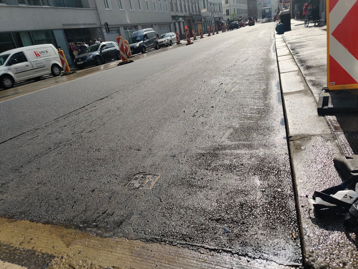 Keine störenden Bäume nur 100% schwarzer, frischer Asphalt. Die Sechshauserstr. freut sich auf den Sommer #Klimamusterstadt #wienoida