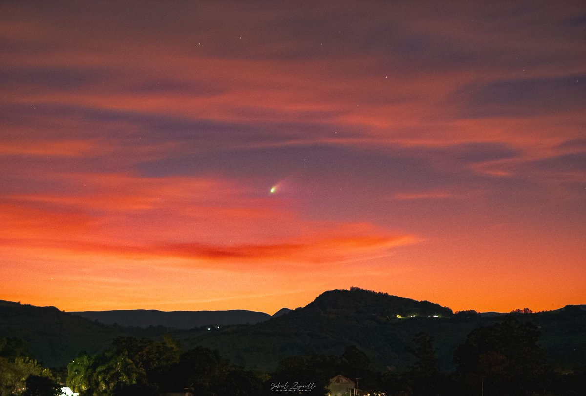 Segunda tentativa de fotografar o cometa 12P/Pons-Brooks, após quase 7 dias de chuva, ontem o tempo colaborou para que saísse essa incrível astrofotografia do Cometa! 

@SpaceToday1 @metsul #Astrophotography #Comet