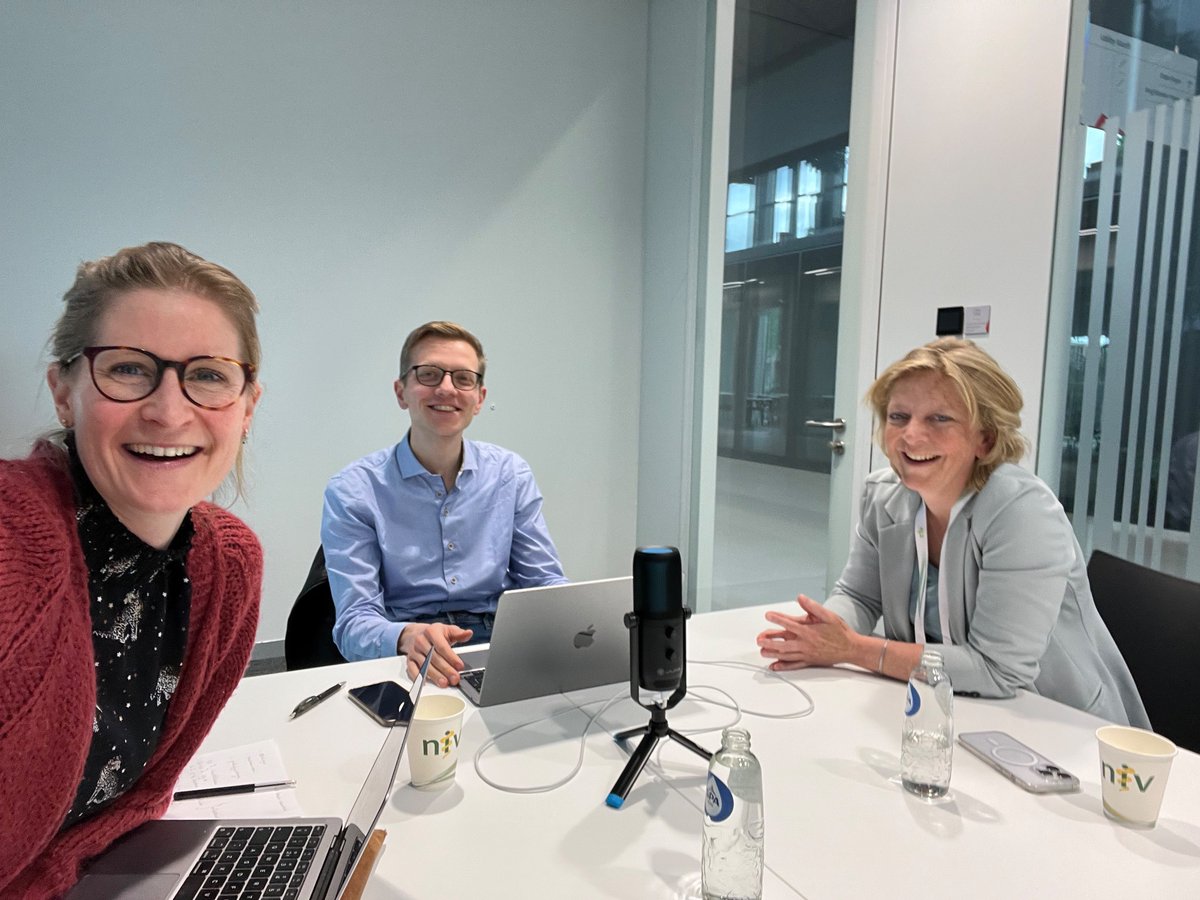 deudekomf's tweet photo. Tijdens de internistendagen een nieuwe aflevering opgenomen van OUDIO, de wetenschappelijke podcast over de geriatrische patiënt. Hopelijk gauw online! Met Prof. Majon Muller 
@majon_m en een samenwerking met: @NedInternisten @geriaters https://t.co/v9zKUl9fJX