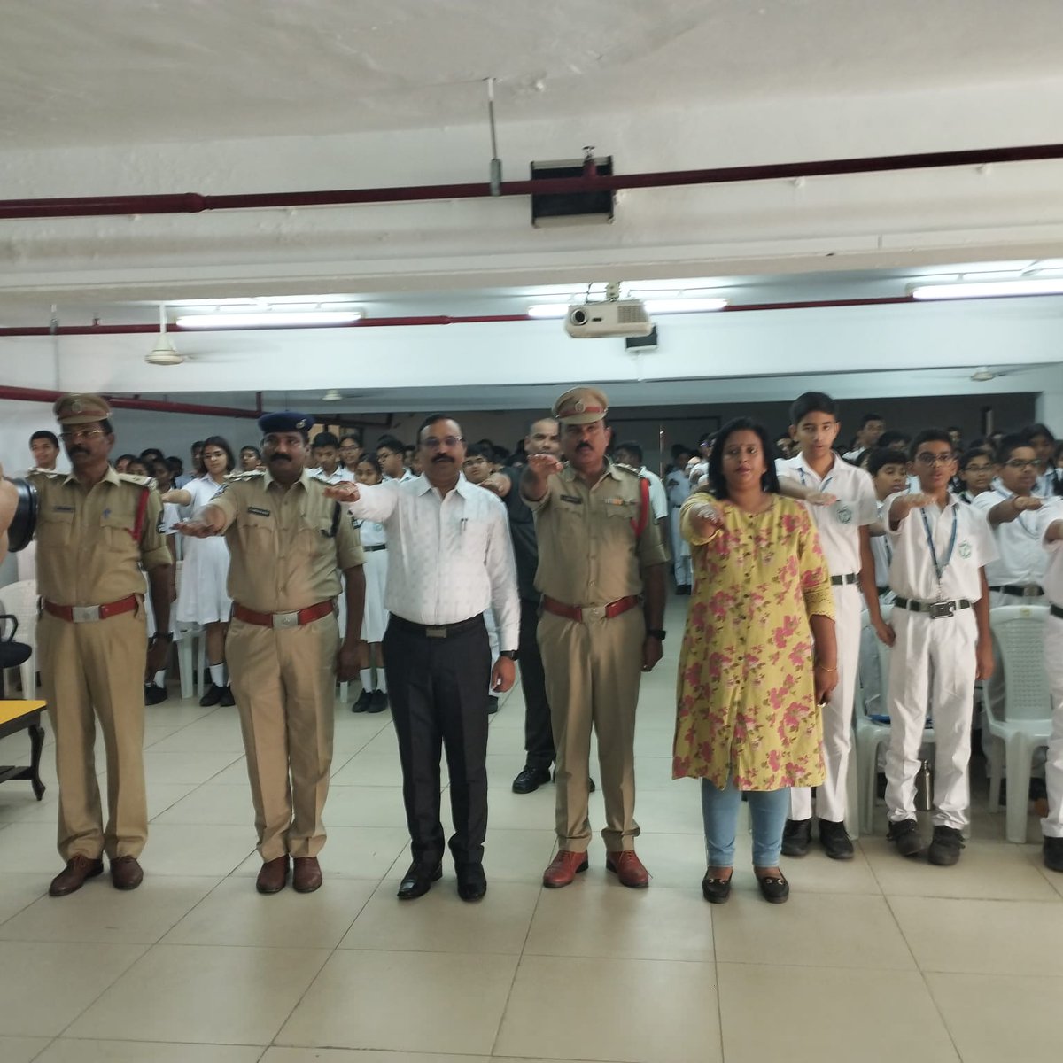 TSNAB with community educators conducted awareness program at @DPSSecunderabad.The session was to educate effects of Drug consumption&its serious consequences&was attended by Sri A.Bhaskar SP,TSNAB.@TelanganaDGP @director_tsnab @narcoticsbureau @RachakondaCop #drugfreetelangana