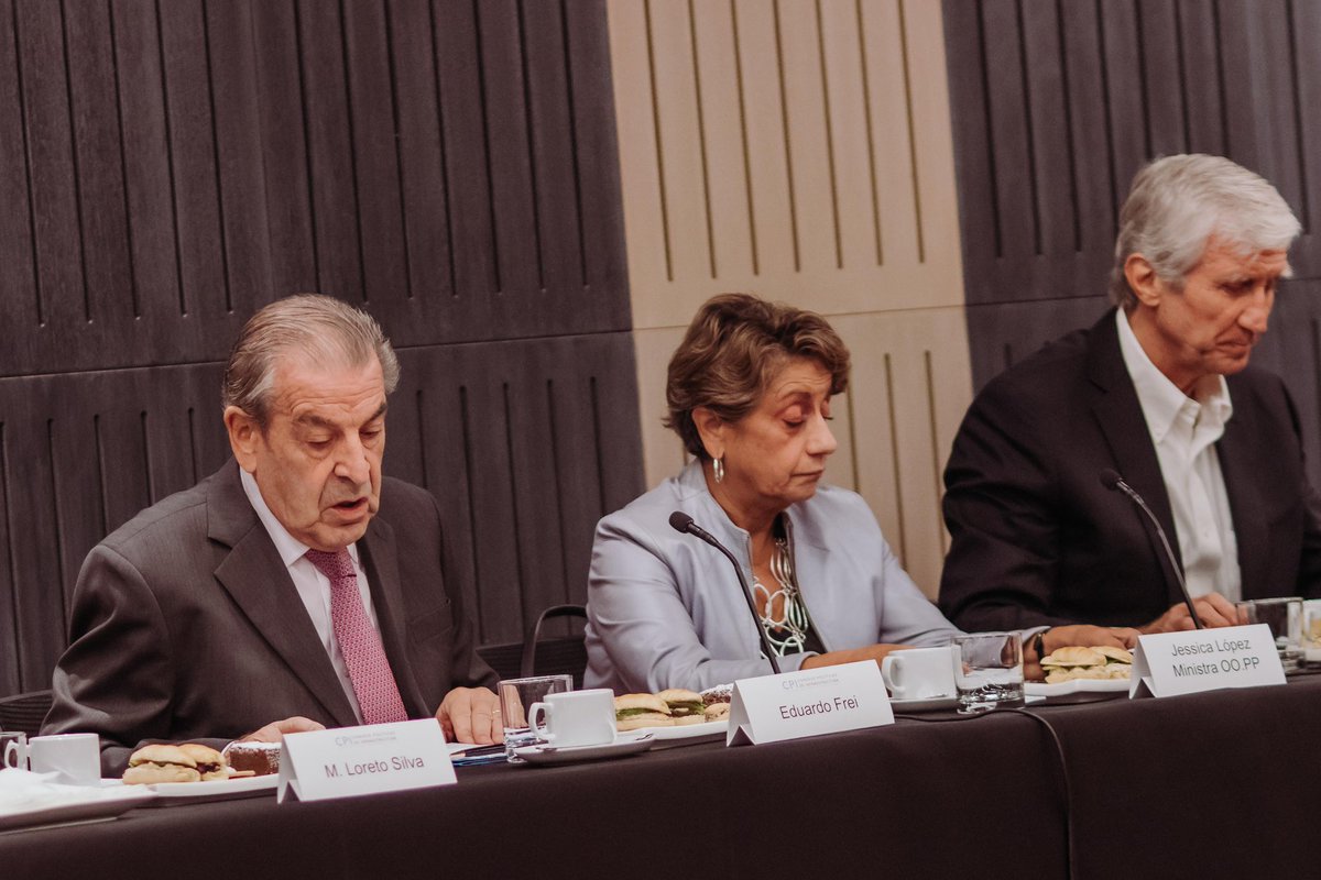 La ministra de Obras Públicas, @jlopezsaffie, junto a los directores DGC y DGA, participaron en la reunión del Consejo de Políticas de Infraestructura, encabezado por el presidente del @consejo_cpi, Eduardo Frei para conversar sobre los principales proyectos del MOP este 2024.