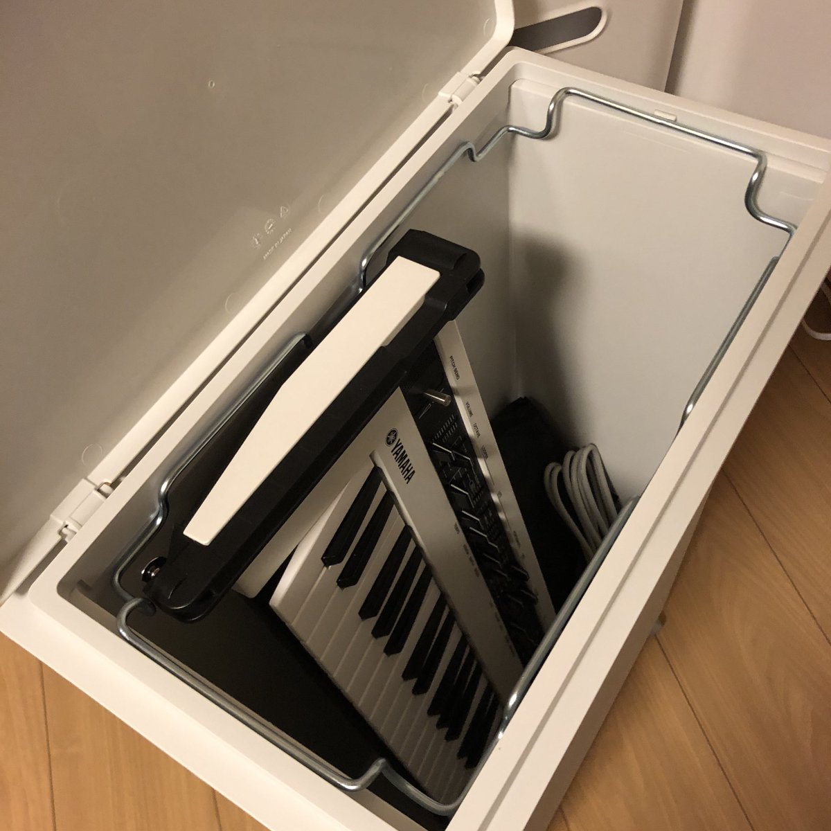 mc50_mk2's tweet photo. 無印良品の45ℓゴミ箱が、reface CSにシンデレラフィットというライフハック⚡️
(打ち込みに必要なものを全部ぶち込んで、いつでも使えるようにした)
#無印良品
#YAMAHA
#refaceCS https://t.co/lX181MhmG6