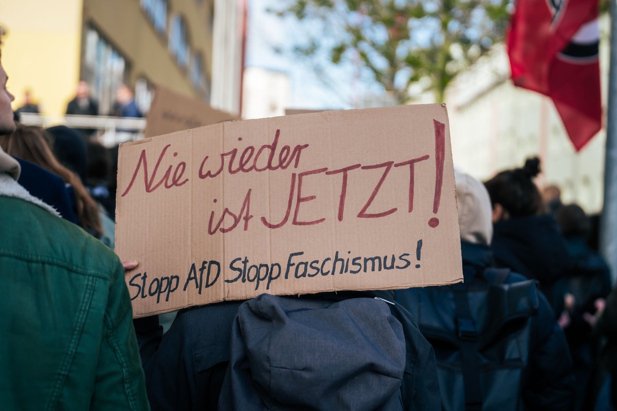 Zum Prozessauftakt gegen #BjörnHöcke in #Halle demonstrierten laut Polizei 570 Menschen gegen die AfD. Dem Thüringer AfD-Chef wird die Verwendung von Kennzeichen verfassungswidriger Organisationen vorgeworfen. Weitere Bilder: flic.kr/s/aHBqjBmURM #hal1804