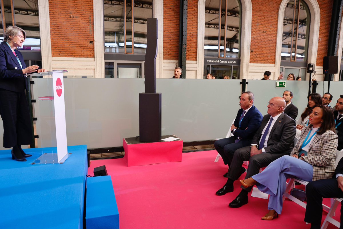 El acto ha tenido lugar en la Estación Valladolid-Campo Grande, tras la llegada del primer tren procedente de Madrid - Chamartín que cubrirá la ruta, en el que viajaban el propio alcalde y la directora general de @OUIGO_Es, @HeleneVALENZU10, junto a otras autoridades.