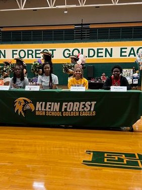 Congratulations to Coach Everett on the incredible achievement of having (4) seniors sign basketball scholarships to college on signing day! Her hard work and dedication are truly shining through, as she continues to grow the program. @1CoachVaughn @KleinForestath
