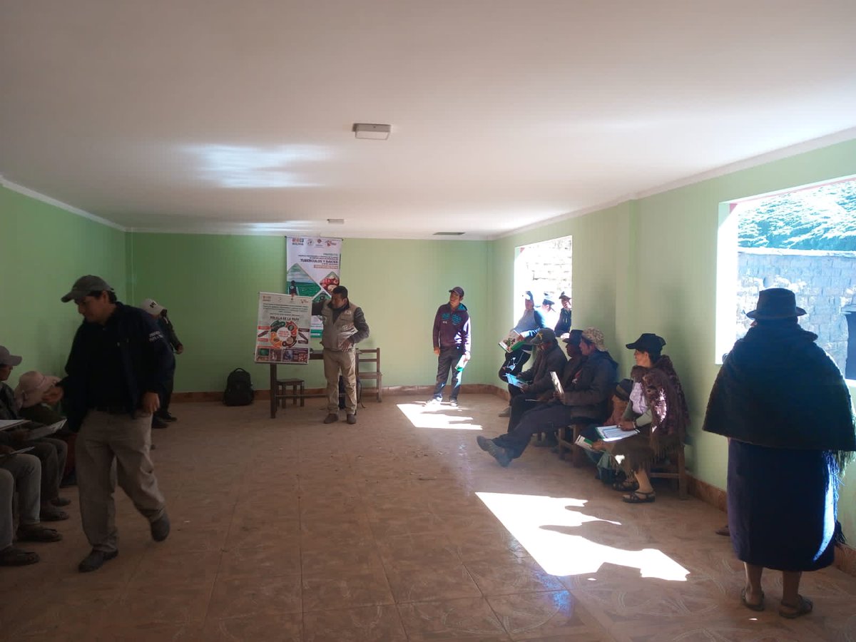 SenasagBolivia's tweet photo. #Chuquisaca
🇧🇴⚙SENASAG-MDRyT, a través del Proyecto Tubérculos y Raíces, realizó capacitación sobre Manejo, Prevención y Control de Plagas de Importancia Económica en el cultivo de papa, contó con la participación de 26 productores del proyecto del municipio de #Culpina. https://t.co/8ui8ZfcdQ9