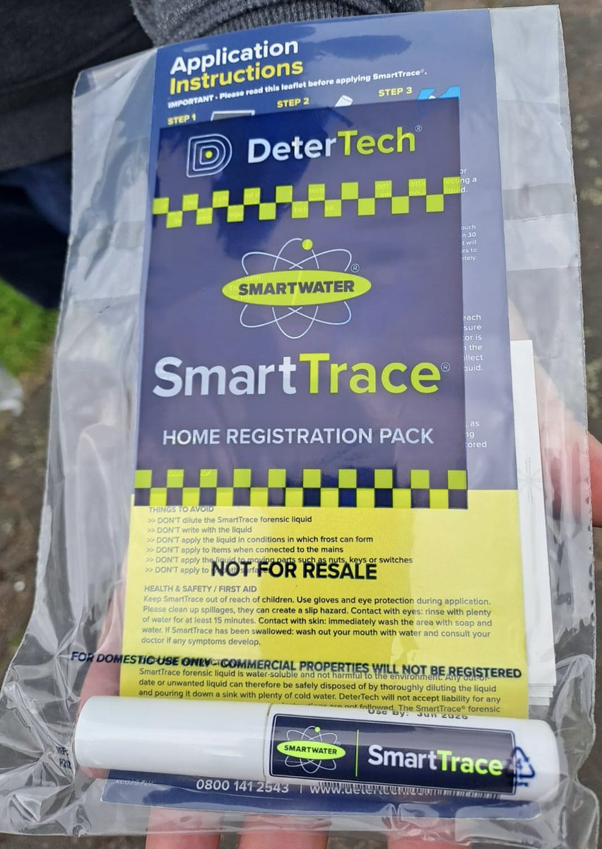 PC Dee Stanley has been out with @PlatformHousing & @myworcester delivering #Smartwater @DeterTech_UK to #Warndon residents. This is a great #CrimePrevention tool. #prevention #SaferHomes #PolicingPromise