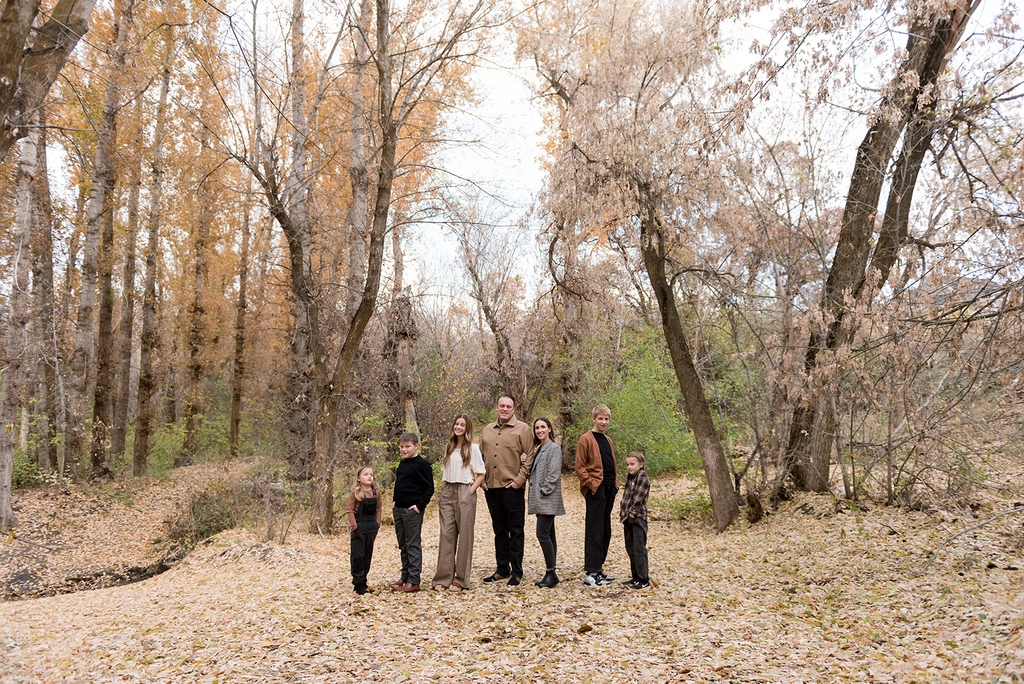 Falling for family moments with the Rigbys 🍂📸 
.
.
.
.
.
.
.
.
#danpagephotography #destinationphotographer #adventurephotographer #liveauthentically #familyportraits #familyphotos