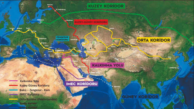 Küresel ticaretin yeni rotası Türkiye🇹🇷 🔸Kalkınma Yolu Projesi Basra Körfezi'ni Türkiye üzerinden Avrupa'ya ve Orta Asya'ya bağlayacak Bakan URALOĞLU: 🔹Proje Irak tarafında yaklaşık 1200 kilometrelik hem çift hat demir yolu hem de otoyol yapımını içeriyor. 🔹Türkiye