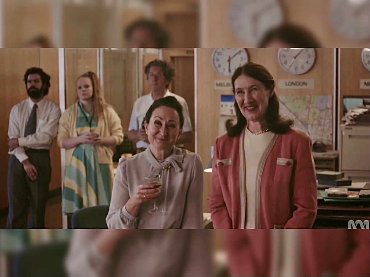 I’m a superfan of #TheNewsreader; of course I pay attention to the office extras 😉

See the lass in the back? Her green dress and yellow cardi combo? Impeccable. Truly one of my favourite outfit combos of S1. Well done, Marion 😍

#CarolineLee #MaudeDavey