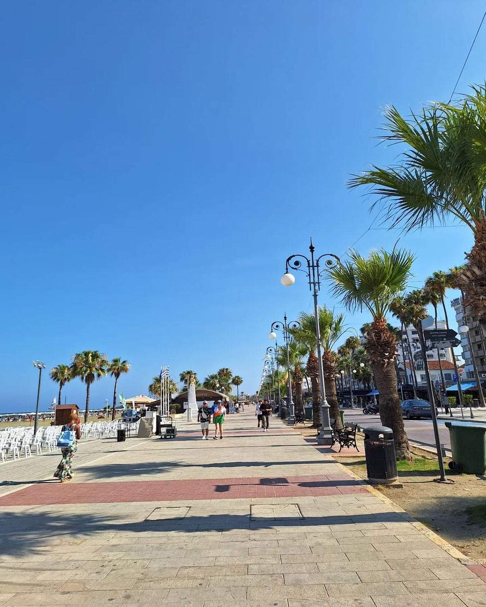 Afternoon walks at Foinikoudes, #Larnaca! 🌴🇨🇾❤️