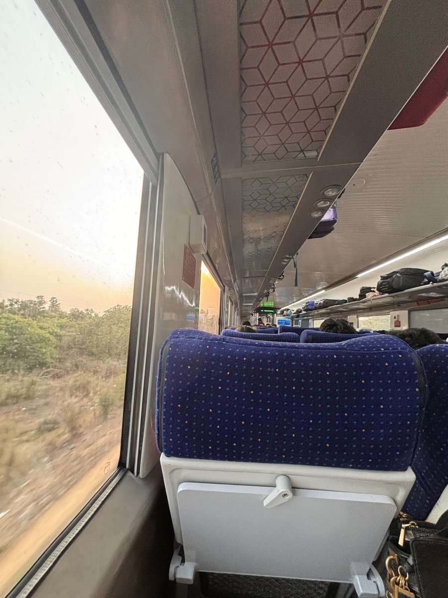 AkulaSuneetha's tweet photo. "Excited to hop on the super fast Vande Bharat Express! 🚄 Kudos to Indian Railways for revolutionizing travel in India. 🇮🇳 #VandeBharat #Railways #India" https://t.co/sP0NopNsBd